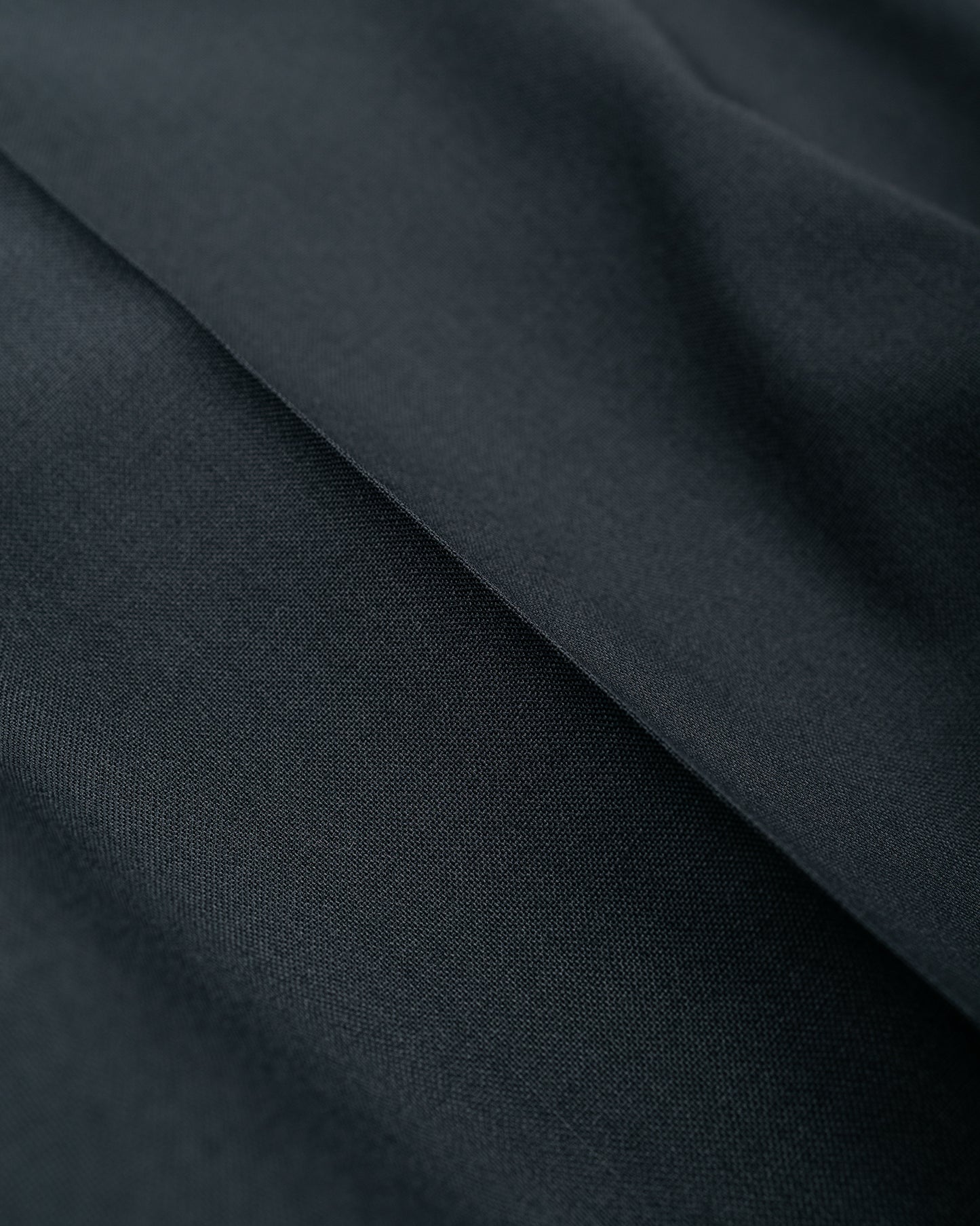 MARKAWARE Flat Tapered Easy Trousers Organic Wool 2/80 Tropical Charcoal