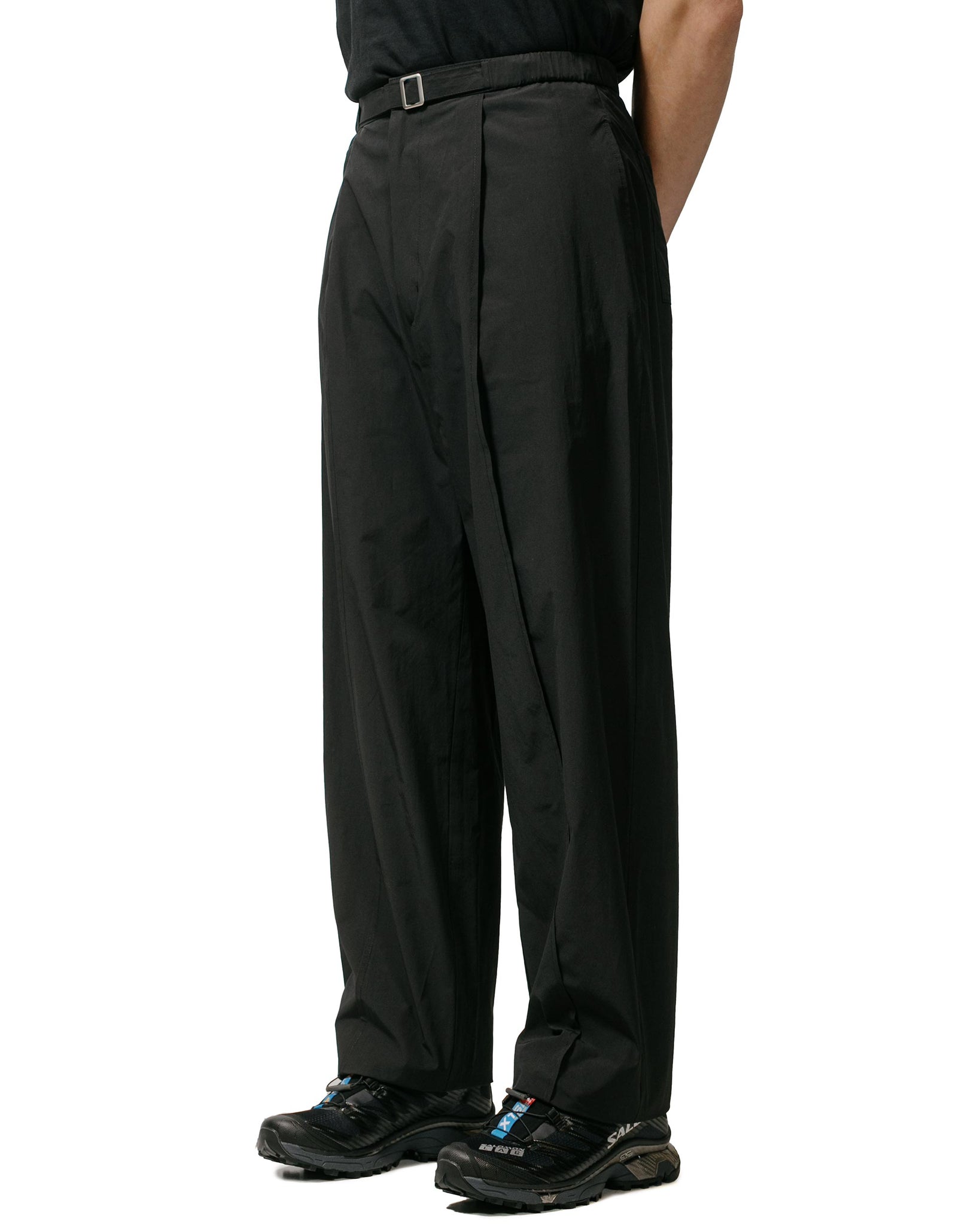 Amomento Belted Tuck Banding Pants Black model front