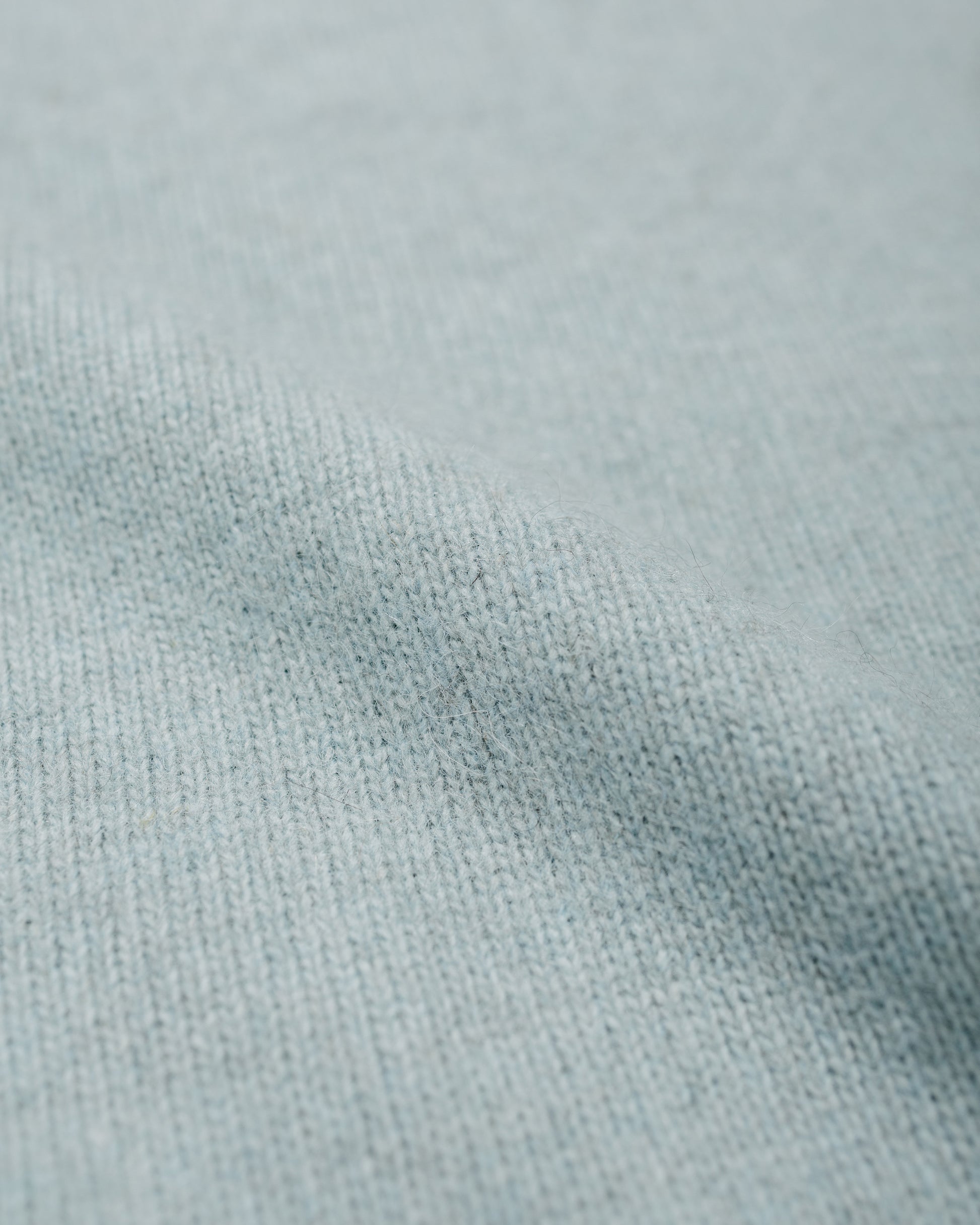 Amomento Racoon V-Neck Knit Mint
