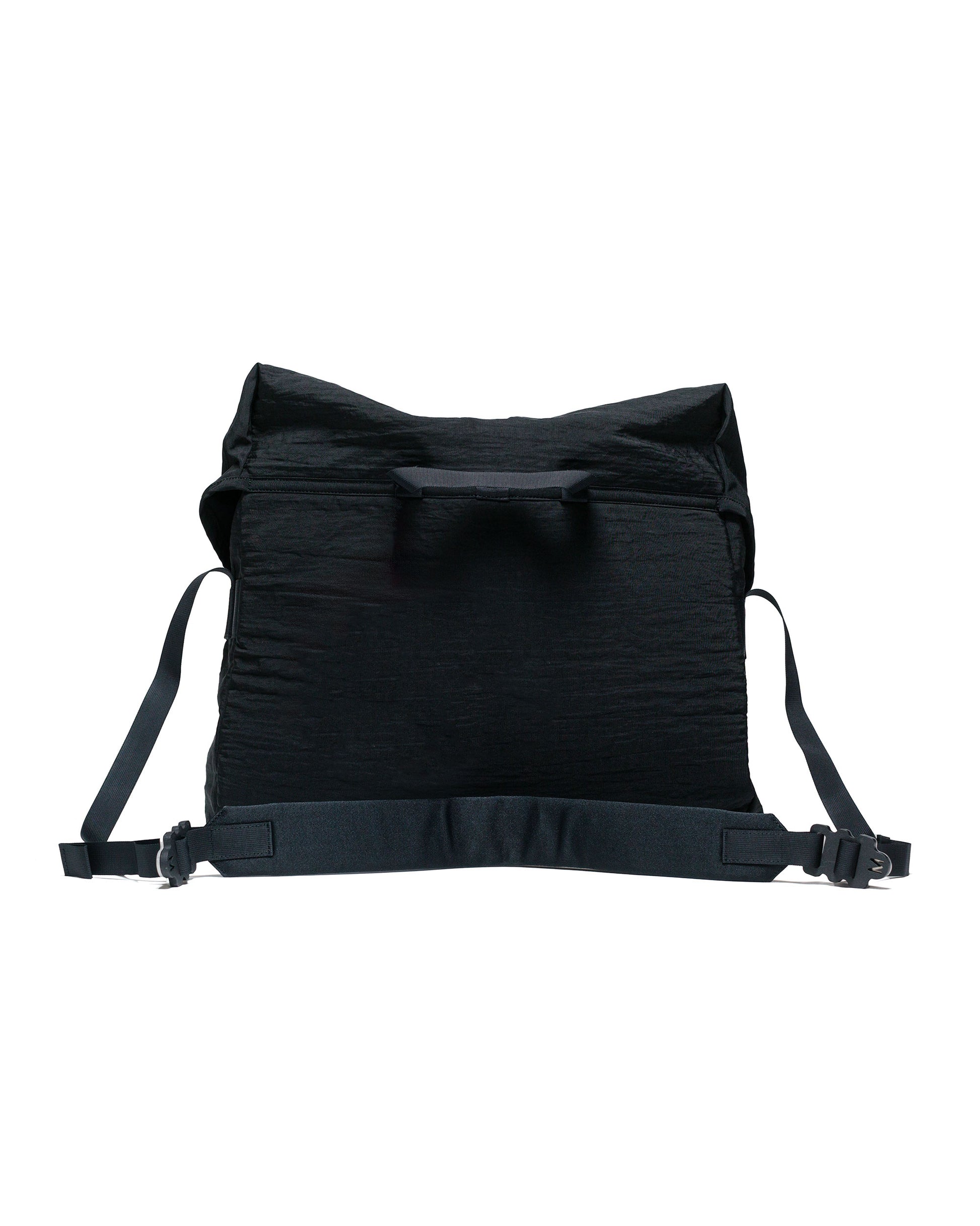 MAN-TLE R17 Gear-2 Black Nylon Messenger back