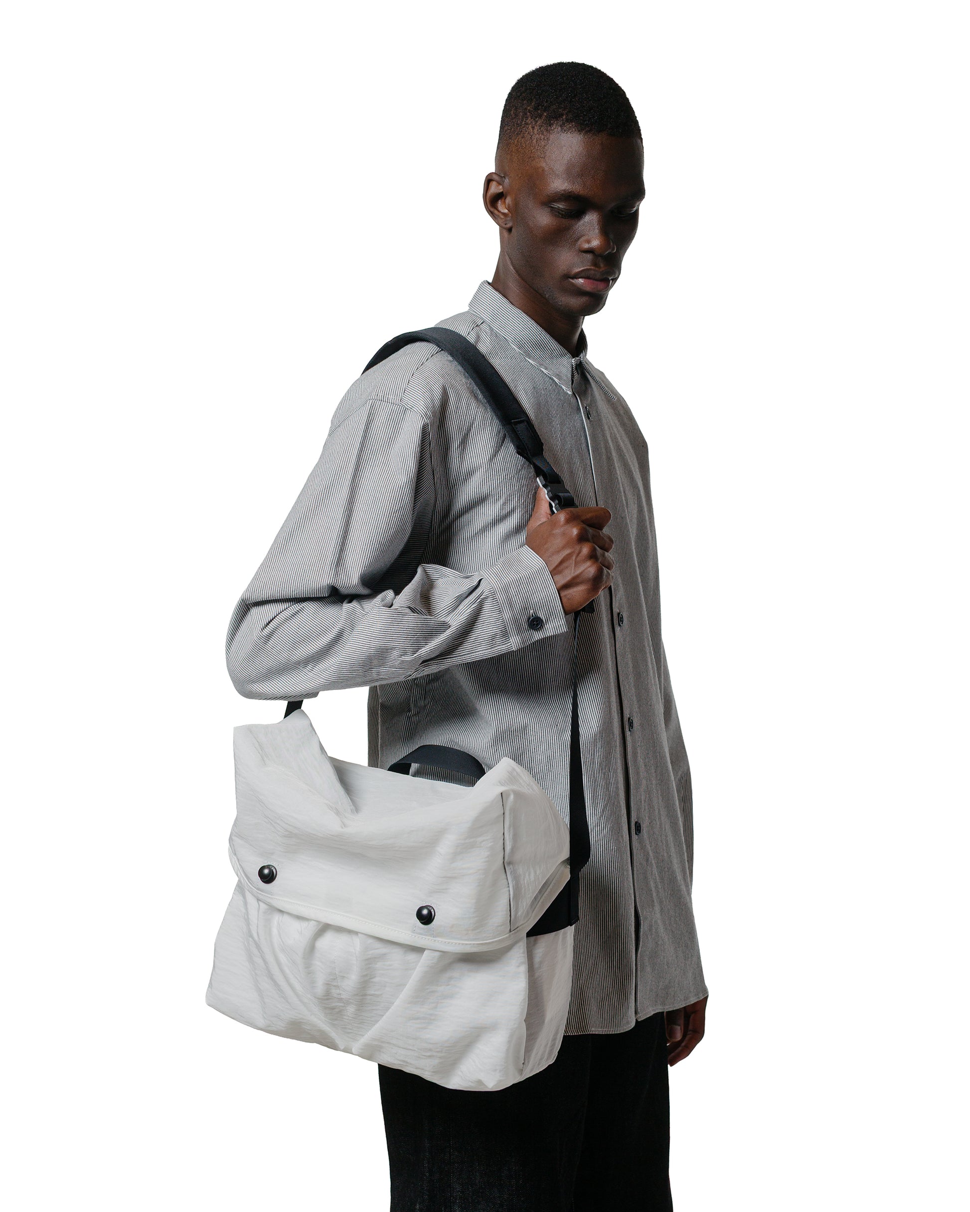 MAN-TLE R19 Gear-4 Mini Messenger White Nylon