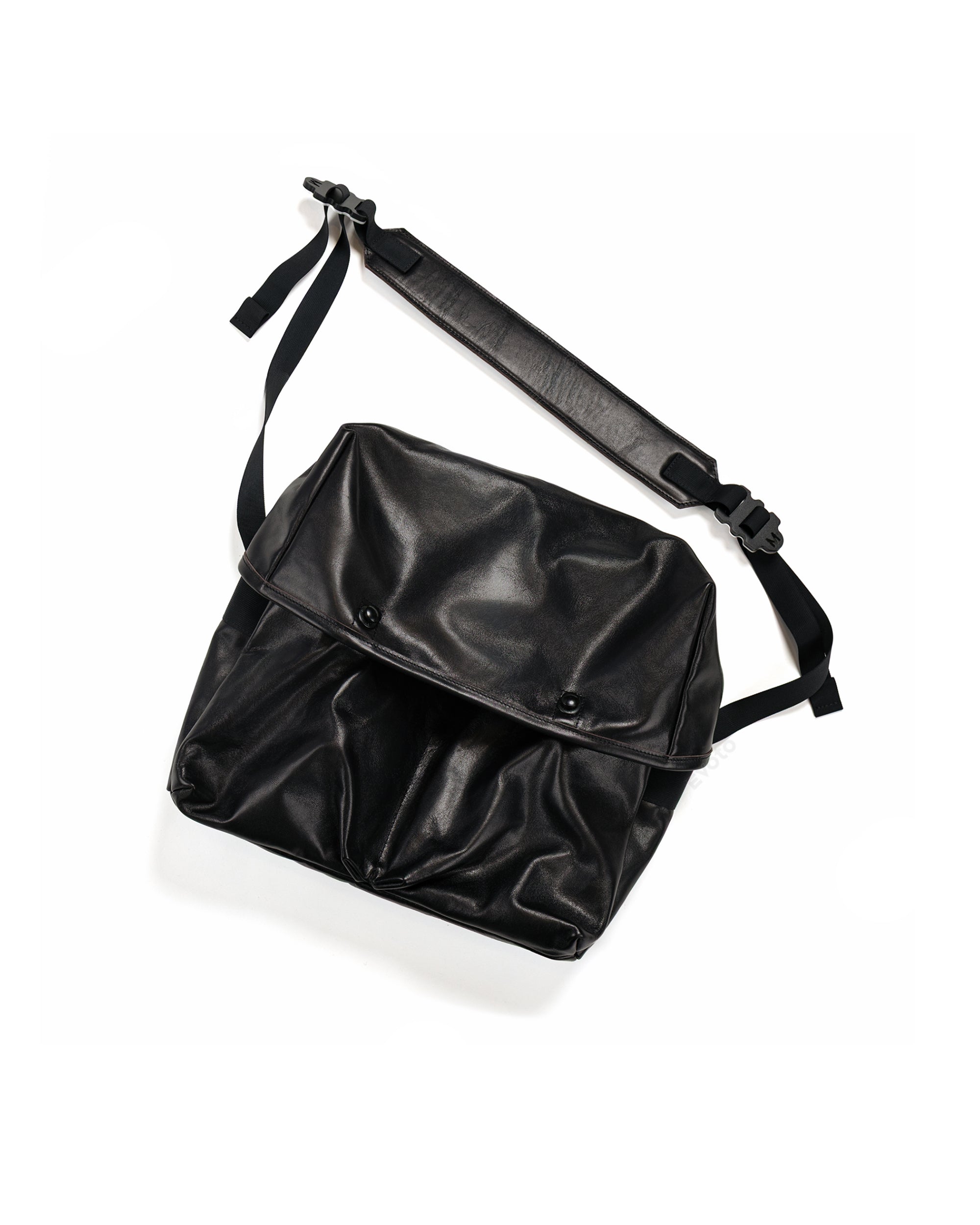バッグ MAN-TLE MESSENGER BAG MAN-TLE R0G2 'Snap Messenger' Black Nylon