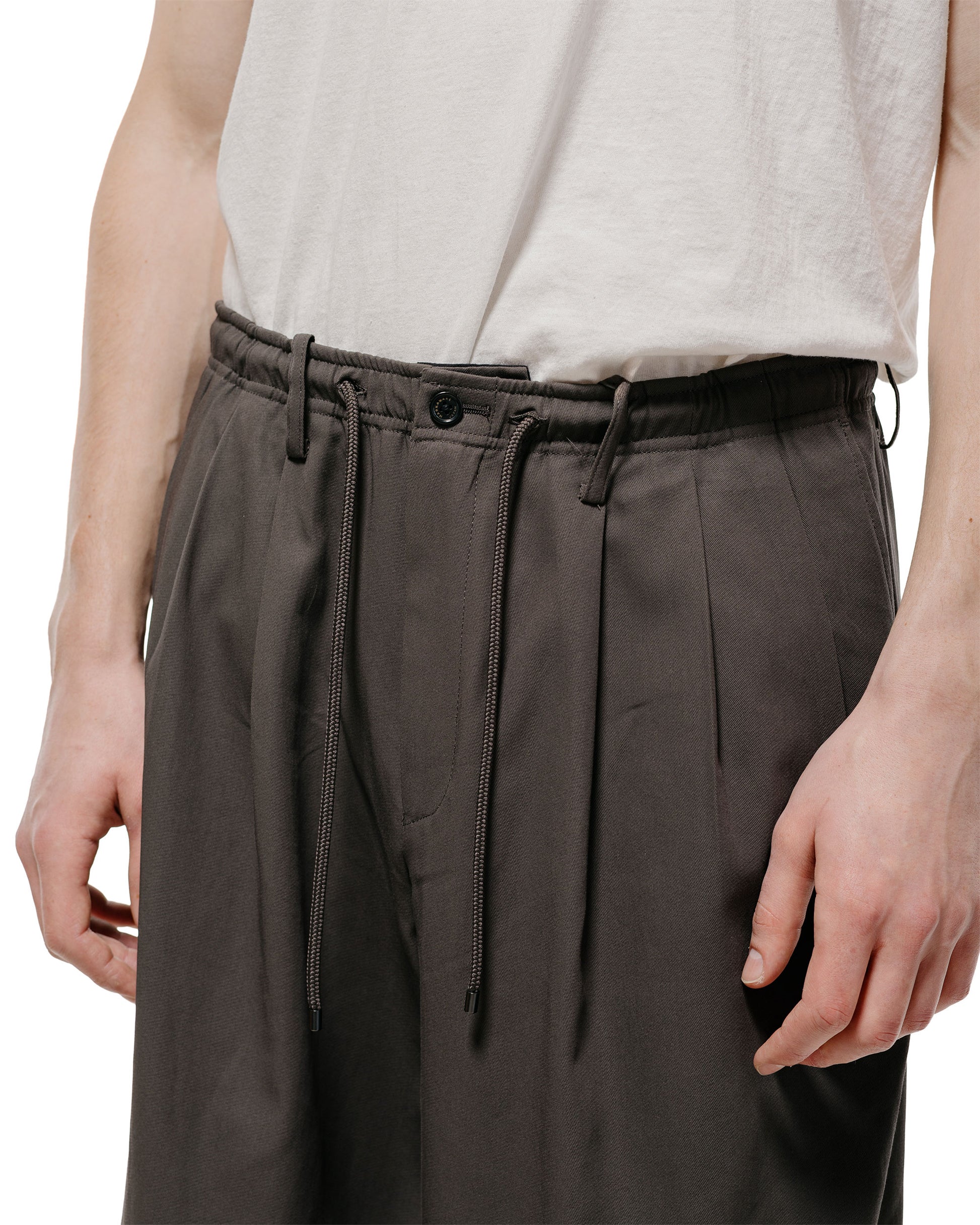 MARKAWARE Triple Pleated Easy Trousers Organic Cotton Voile Yarn Twill Charcoal