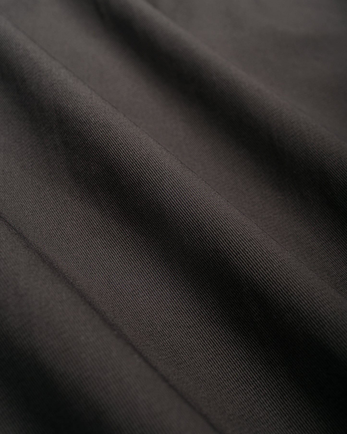 MARKAWARE Triple Pleated Easy Trousers Organic Cotton Voile Yarn Twill Charcoal