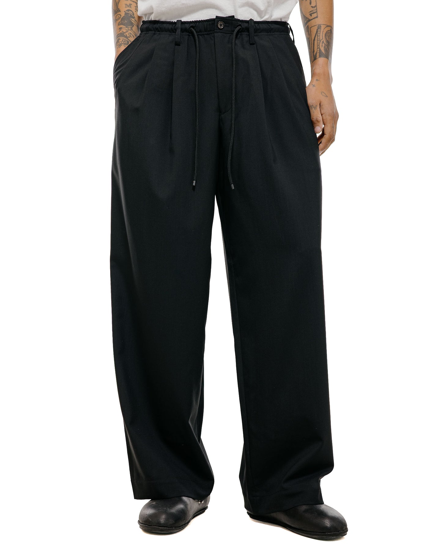 MARKAWARE Triple Pleated Easy Trousers Organic Wool 2/80 Tropical Black