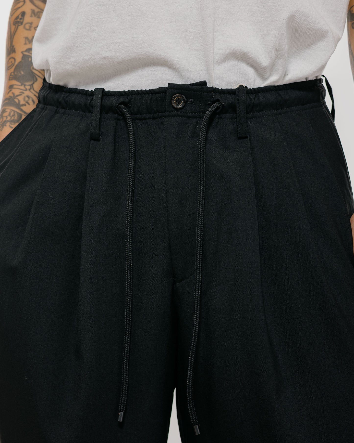 MARKAWARE Triple Pleated Easy Trousers Organic Wool 2/80 Tropical Black