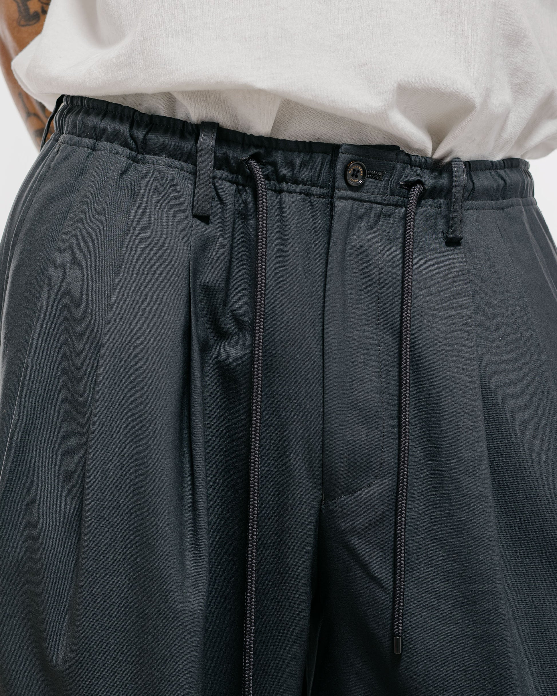 MARKAWARE Triple Pleated Easy Trousers Organic Wool 2/80 Tropical Charcoal