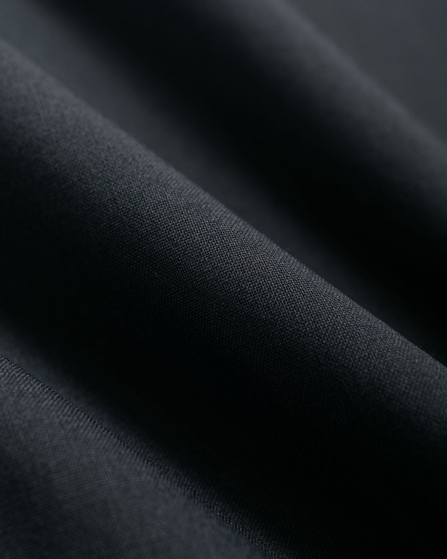 MARKAWARE Triple Pleated Easy Trousers Organic Wool 2/80 Tropical Charcoal