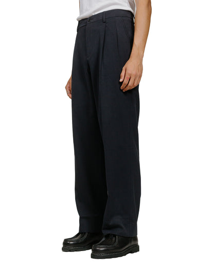 Norse Projects Benn Relaxed Cotton Wool Twill Pleated Trouser Dark Navy model front