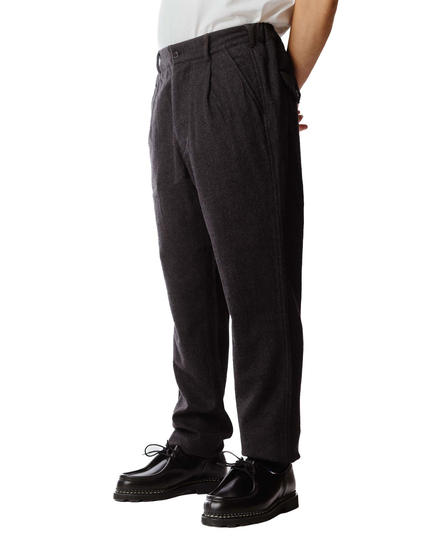 Sage de Cret Wool Twill Tumbler Pleated Pegtop Pants Charcoal Close Model