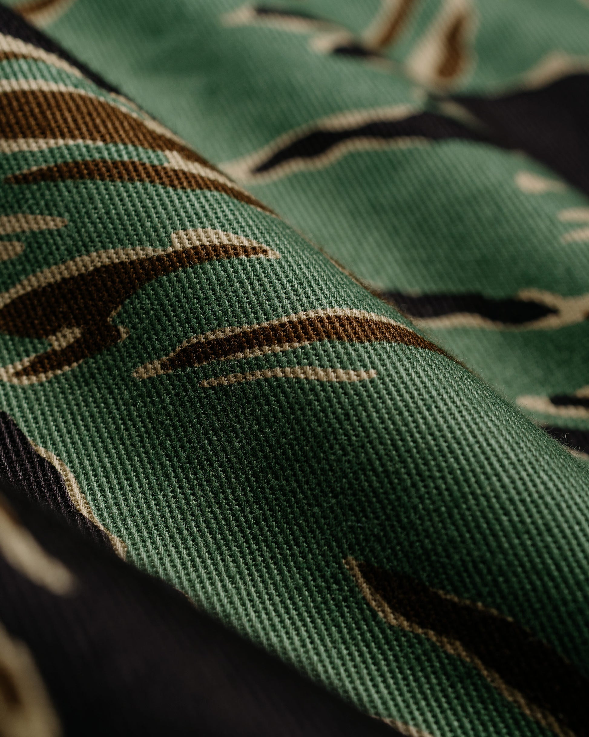 The Real McCoy's MJ26002 Tiger Camouflage Shirt / John Wayne Green