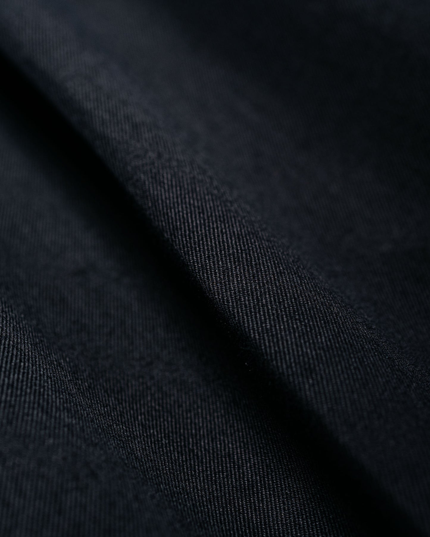UNIVERSAL PRODUCTS. 2TUCK WIDE CHINO TROUSER NAVY