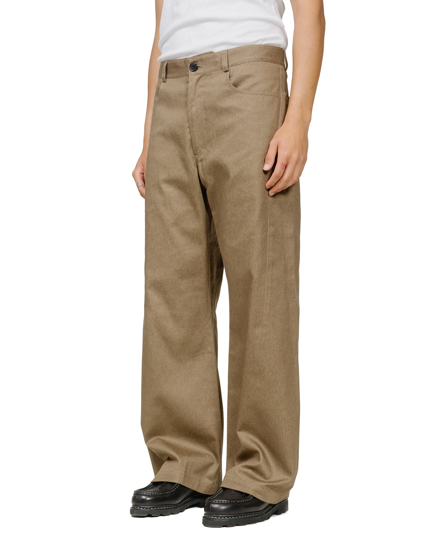 Wanze Darted Straight Leg Pant Cotton Twill Oak model front