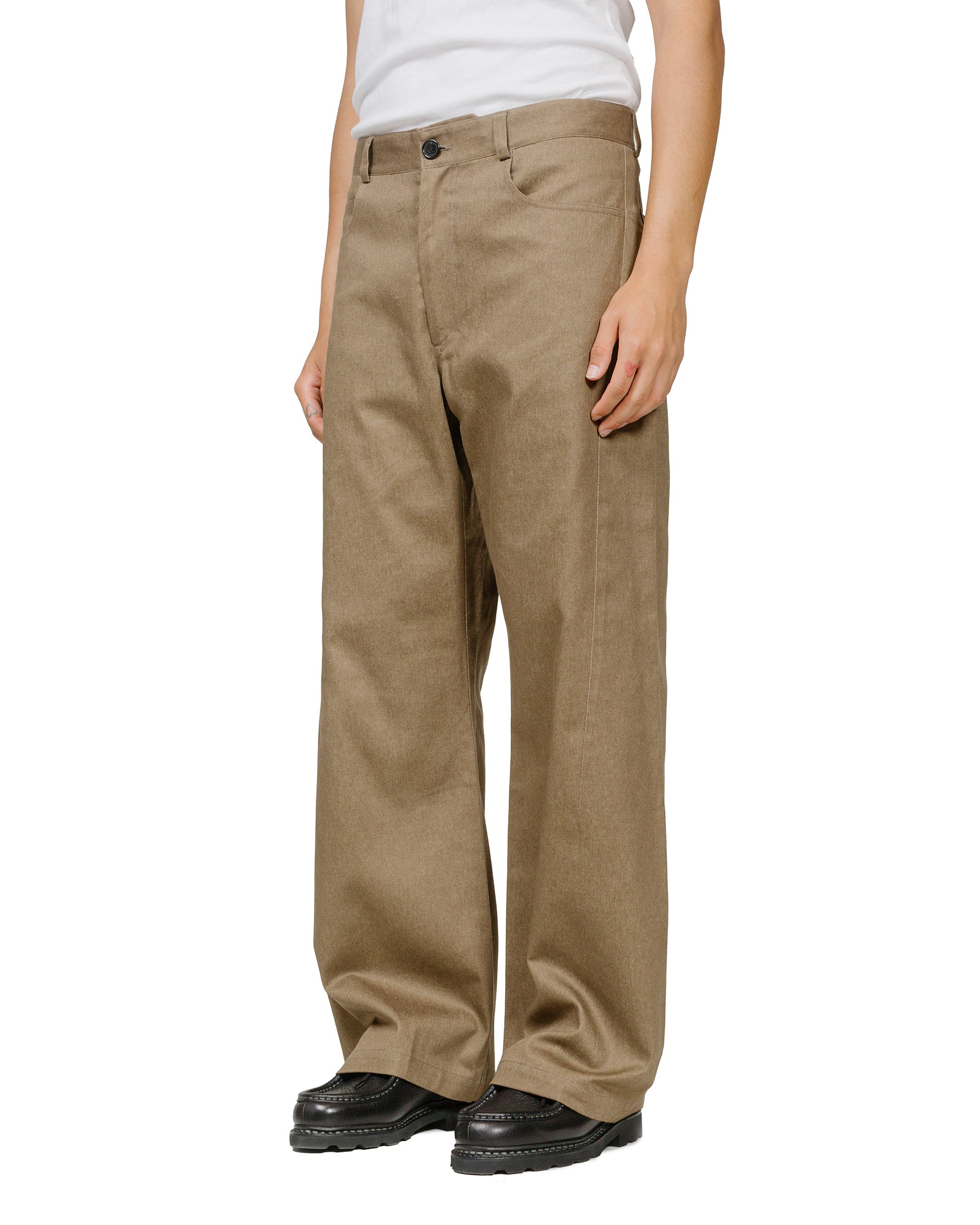 Wanze Darted Straight Leg Pant Cotton Twill Oak model front