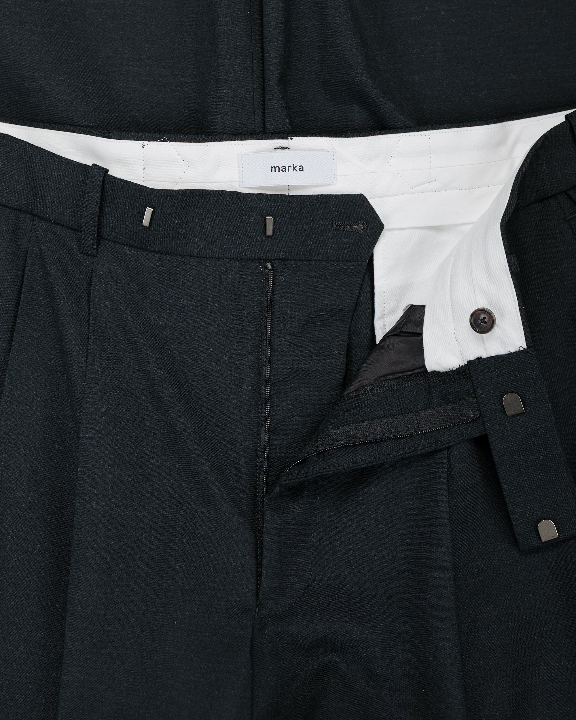 marka Two Tuck Baggy Trousers 2/72 Wool Tropical Washer Chambray Black