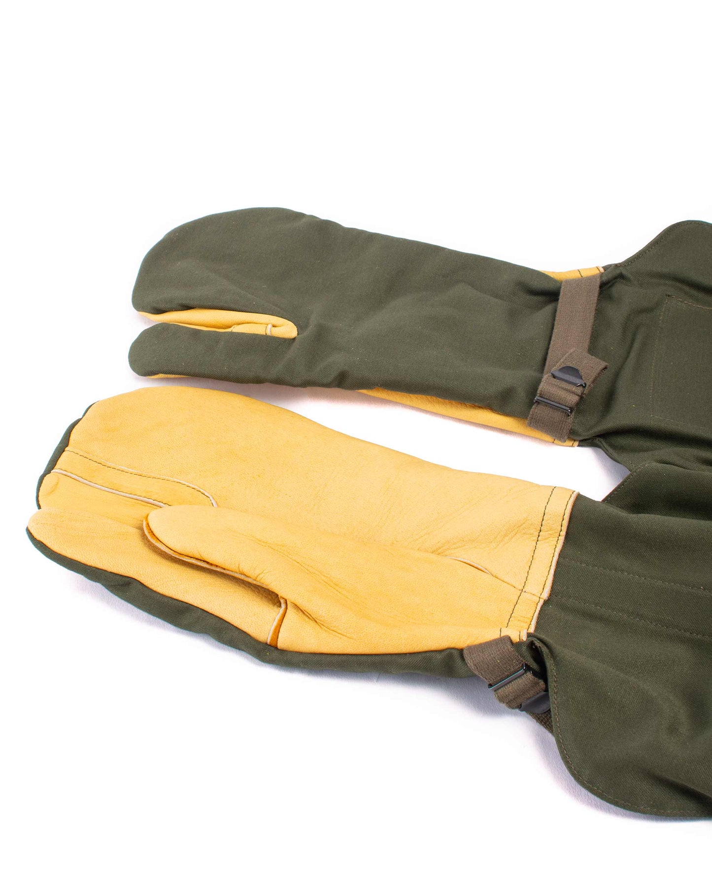 The Real McCoy's MA21102 Mitten Shells, Trigger Finger M-1965 Olive Details